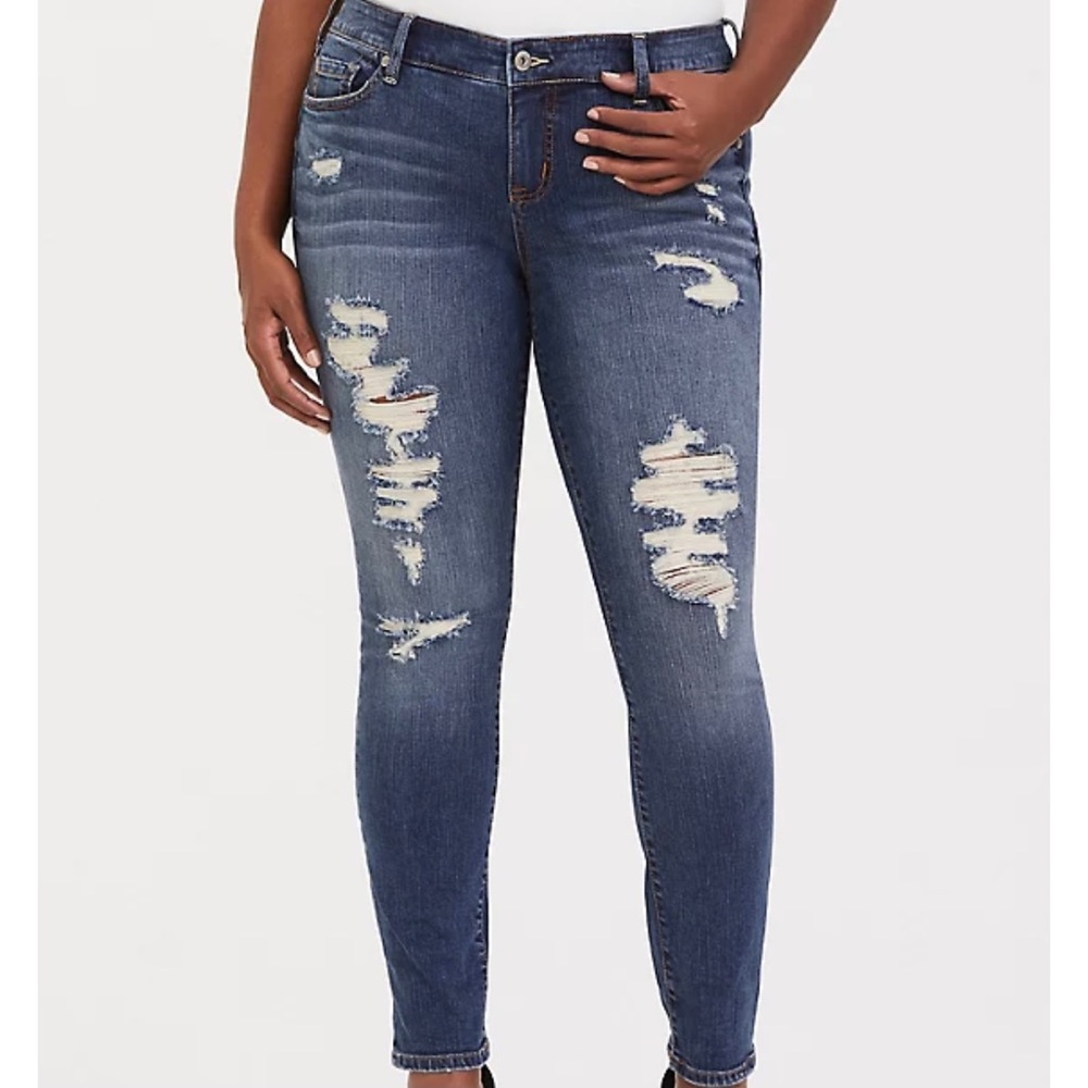 Torrid skinny jeans distressed size 18 short
